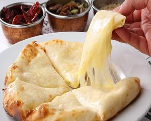 【とろけ-る】チーズナン Cheese Naan