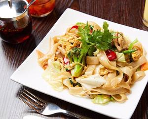太麺と野菜のパットシーユー Phad See we