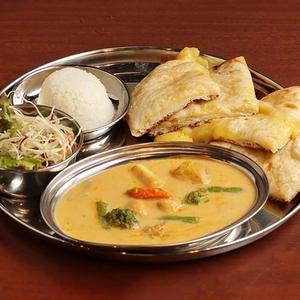 Bセット(チーズナンとカレー)