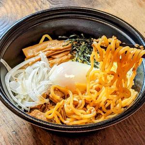 もつ焼き屋の【 油そば 】