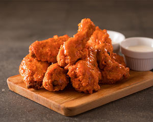 バッファローウイング (チキン8ピース&お好きなディップ2個) Buffalo Wings (8 Chicken Wings&2 Dips of Your Choice)