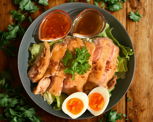 【ゆで卵】ジューシーもも肉サラダカオマンガイ [Boiled Egg]Salad Khao Man Gai(Chicken Thigh)