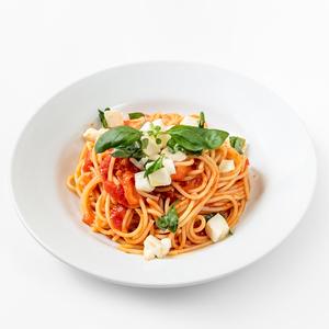 スパゲッティ モッツァレラチーズとフレッシュトマトソース バジル添え