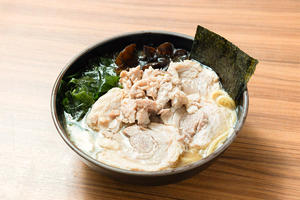 チャーシュー麺(味変調味料付き)麺の固さ指定はできません。