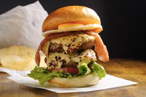 ダブルベーコンエッグチーズ和牛バーガーとポテチdouble Wagyu beef burger and cheese egg Potato Chips