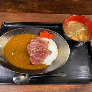 さがりステーキ【50g】のせ 牛すじカレーライスセット(豚汁付き) 