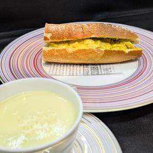 鶏肉のカレーマヨネーズバゲットサンドスープセット