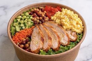 高タンパク】低温熟成スパイシーチキンと8種野菜・豆の贅沢スクランブルサラダ
