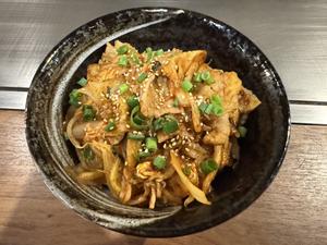 豚キムチ丼目玉のせ(ご飯220g)