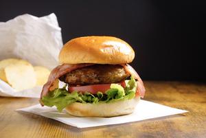 ベーコン和牛バーガーとポテチbacon Wagyu beef burger and bacon and Potato Chips