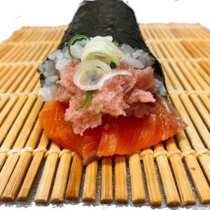 丼丸 サーモンねぎとろ巻 (ハーフ)