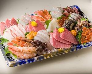 寿司屋が作る特上お刺身盛合せ4～5名様 Assorted Deluxe Raw Fish Platter (Serves 4-5)