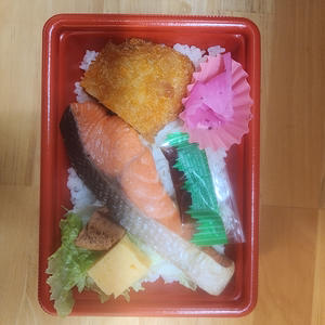 寿司屋が作る天然紅鮭日替わり弁当