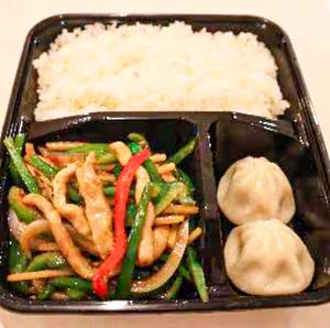青椒肉絲、小籠包付きお弁当