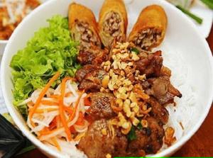揚げ春巻きと焼き豚ビーフン BN THT NNG
