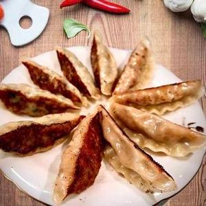 王焼き餃子(10個)肉野菜＆キムチGrilled meat and vegetable gyoza＆Chili dumpling