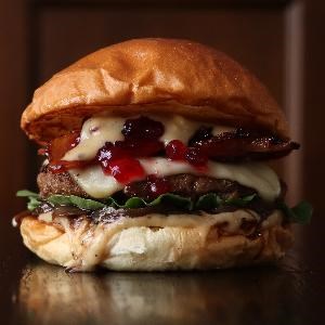 コケモモジャムバーガー(ポテト付き)/ Lingonberry Jam Burger with Salt＆Vinegar Chips