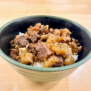 お出し香る牛すじ丼