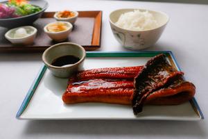 【弁当】(特上)うなぎ蒲焼弁当(サラダと小鉢付き)