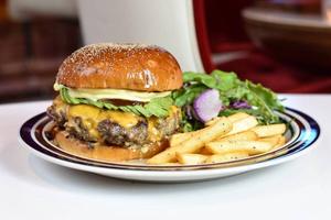227gプレミアムアボカドチーズバーガーAVOCADO CHEESE BURGER フレンチフライSサイズ付き