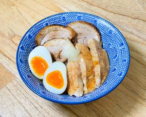 合盛り炙りチャーシュー丼(チャーシュー3枚、鶏チャーシュー3枚、味玉1個、にんにく)