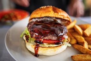 てりやきバーガー (フレンチフライ付き)Teriyaki Burger with French Fries