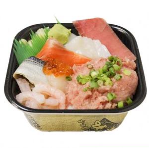 丼丸 うみ丸丼 まぐろ、いか、サーモン、小肌、ホタテ、ネギトロ、エビ、イクラ
