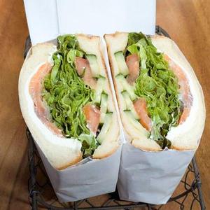 スモークサーモンとクリームチーズのサラダサンドイッチ