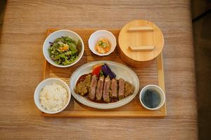 牛ロースかつ定食