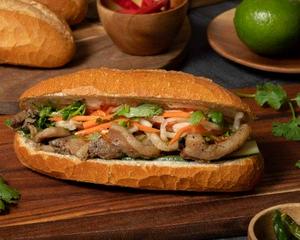 豚肉レモングラス焼きバインミー Pork and Lemongrass Grilled Bnh M