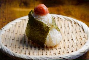 梅おにぎりrice ball coated with plum