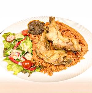 JOLLOF RICE WITH SALADFried Chickenor Fish (ジョロフライスとサラダ揚げチキン又は魚)