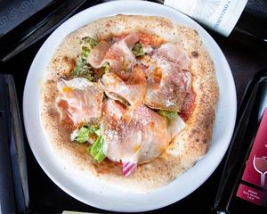 生ハムとフレッシュサラダのピッツァパルマ Pizza Parma with Prosciutto and Fresh Salad