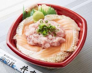 丼丸 炙りトロサーモンネギトロ丼 Seared Fatty Salmon ＆ Negitoro Rice Bowl