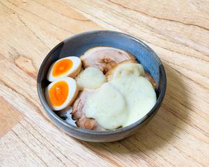 チーズ炙りチャーシュー丼※チーズ要レンジ加熱(チャーシュー3枚、味玉1個、にんにく、チーズ)