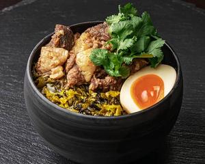 極太麻婆春雨 パクチー台湾牛すじ丼