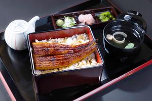 鰻重【並】 梅(鰻1/2尾)※お漬物、お吸い物、ワサビ付