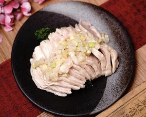 蒸し鶏のネギソース掛け
