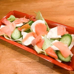 スモークサーモンチーズサラダ