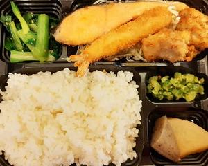 【鮭・エビフライ・唐揚げ】色々楽しめるミックス弁当