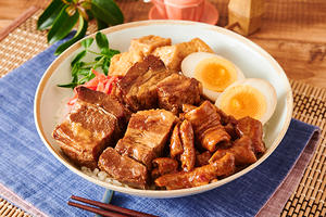 ピリ辛豚もつ煮と豚角煮丼