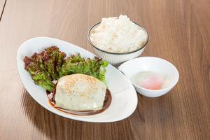 ハンバーグデミグラス温泉卵丼(チーズ)