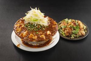 野菜マシ麻婆ラーメンと油淋鶏(6個) Mapo Ramen with Plenty of Vegetables and Fried Chicken