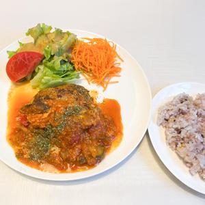 ビーガンハンバーグラタトゥユソースサラダと雑穀ライス