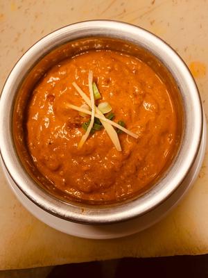 ナンハウス とりもも肉とひき肉のトマトソースのカレー