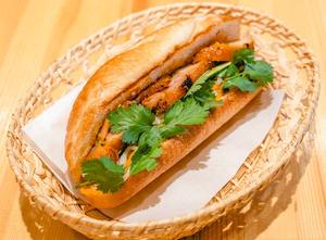 鶏肉のライム葉焼きバインミー Grilled Chicken Banh mi
