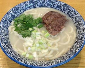 牛肉麺 (自家製麺) (サラダ付き)