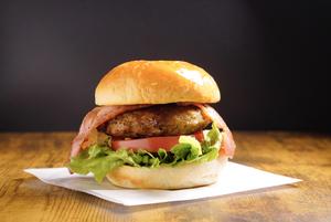 ベーコン和牛バーガーWagyu beef burger and bacon