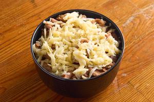 チーズもつ煮丼