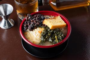 大盛りブラックラーメン Large serving of black ramen